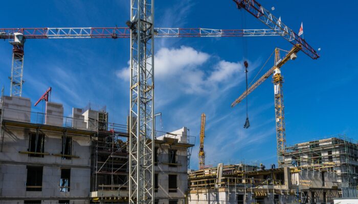 Stavba domu vyžaduje pečlivou přípravu projektu, prověření pozemku a splnění všech právních i stavebních požadavků před zahájením výstavby.