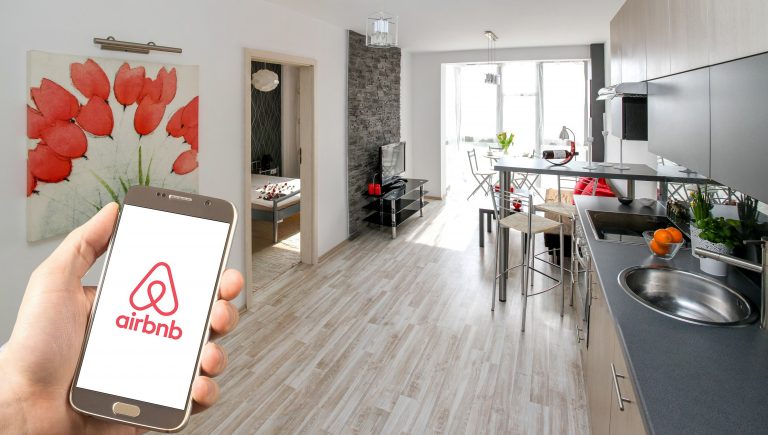 Airbnb a krátkodobé pronájmy: Regulační rámec v ČR