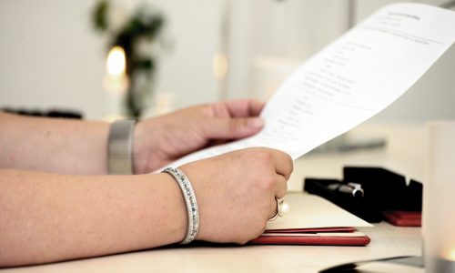 Podnikatel čte a podepisuje dokument související s dohodou o provedení práce (DPP)