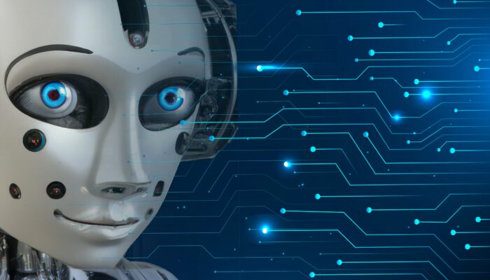 Detailní pohled na tvář humanoidního robota s modrýma očima vedle digitálního plošného spoje, ilustrující umělou inteligenci a nová pravidla AI Act.