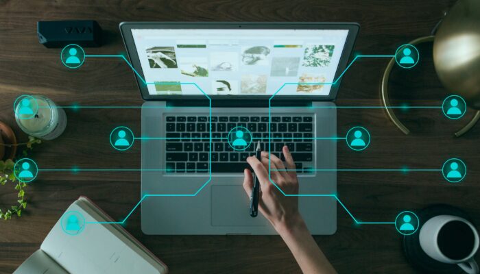 Moderní digitální štít chránící servery a finanční data před kybernetickými útoky, symbolizující nařízení DORA a řízení ICT rizik.
