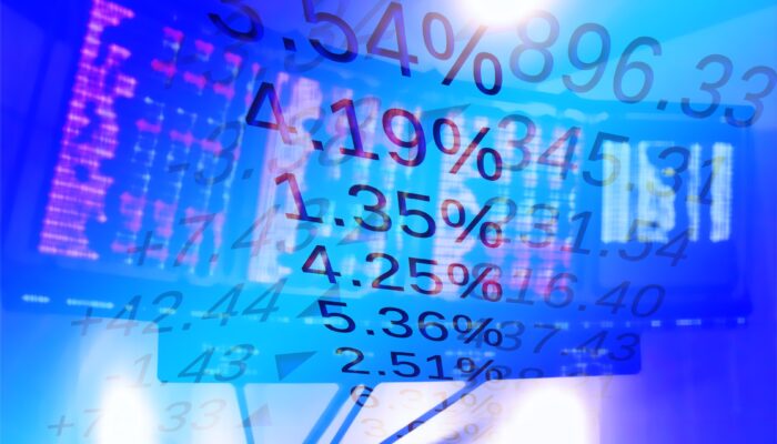 Abstraktní vizualizace toku investičního kapitálu na regulovaném trhu, kde se propojují tradiční dluhopisy a akcie s digitálními tokeny reprezentujícími reálná aktiva (RWA) pod dohledem České národní banky.