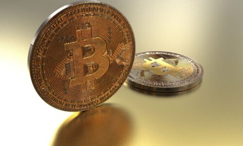 Ilustrační obrázek k článku o krypto compliance zobrazující proces digitální identifikace klienta (KYC), transakční monitoring blockchainu a schémata finanční regulace v kontextu nařízení MiCA a požadavků FAÚ v roce 2026.