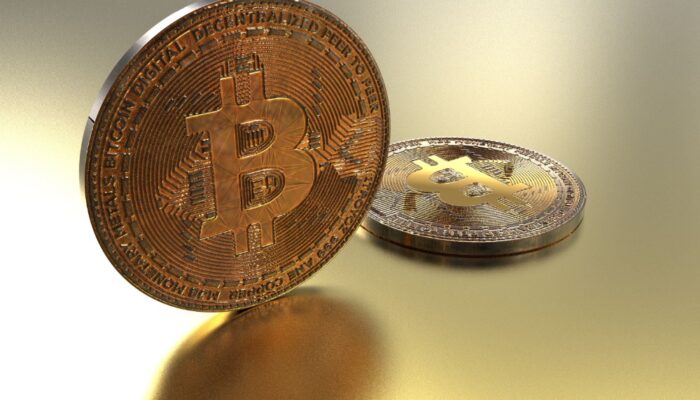 Ilustrační obrázek k článku o krypto compliance zobrazující proces digitální identifikace klienta (KYC), transakční monitoring blockchainu a schémata finanční regulace v kontextu nařízení MiCA a požadavků FAÚ v roce 2026.