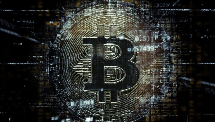 Ilustrační obrázek k tématu zdanění kryptoaktiv zobrazující symboly digitálních měn (Bitcoin, Ethereum), grafy finančního vývoje, kalkulačku a české daňové přiznání v roce 2026.