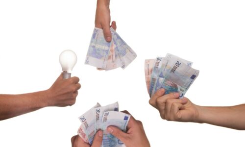 Ilustrační obrázek k tématu skupinového financování zobrazující digitální platformu pro crowdfunding, propojování investorů s podnikatelskými projekty a grafické znázornění finančních limitů a ochrany investorů.