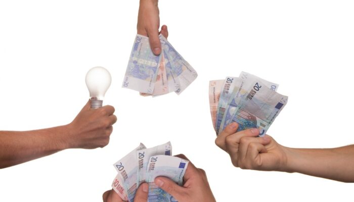 Ilustrační obrázek k tématu skupinového financování zobrazující digitální platformu pro crowdfunding, propojování investorů s podnikatelskými projekty a grafické znázornění finančních limitů a ochrany investorů.